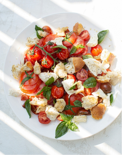 Plat de tomate et basilic