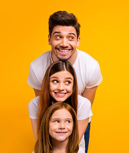 famille sur fond jaune