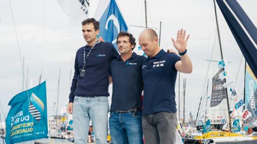 Kevin Escoffier cassant la bouteille sur le Class40