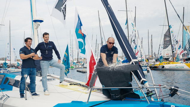 Kevin cassant la bouteille sur le Class40