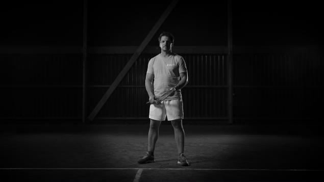 Matthieu en noir et blanc sur un court de tennis